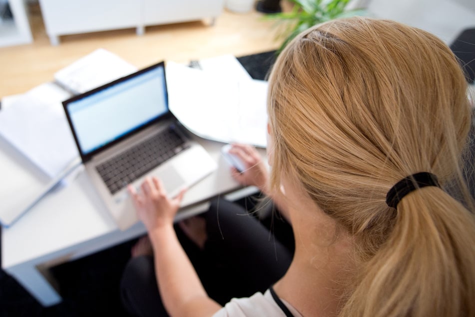 Die Verbraucherzentrale Sachsen schlägt Alarm: Mit falschen Stellenanzeigen auf Online-Plattformen versuchen Betrüger, an persönliche Daten zu kommen. Die Kriminellen setzen auch auf andere Apps. (Symbolbild)