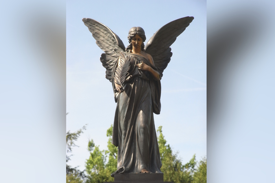 Zwei dieser Bronze-Engel wurden in der Nacht-und-Nebel-Aktion gestohlen. Ein dritter Engel wurde beschädigt.