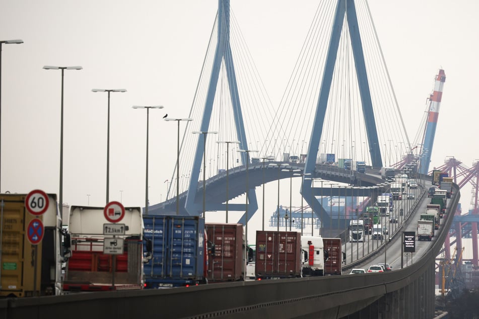 Die Köhlbrandbrücke in Hamburg wird in den nächsten Wochen gleich zweimal gesperrt.