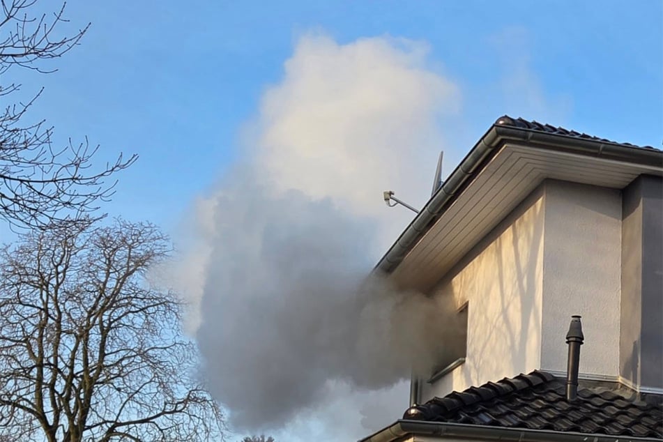Beim Eintreffen der Polizei war die Feuerwehr bereits mit den Löscharbeiten beschäftigt.