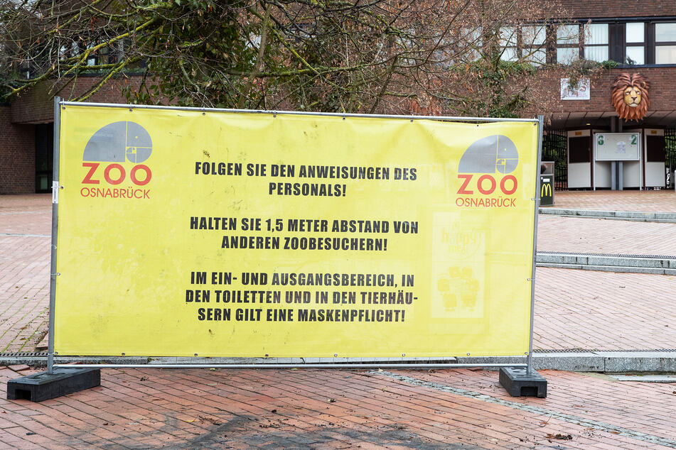 Auf Abstand zu anderen Zoobesuchern wird auf einem Plakat gebeten.