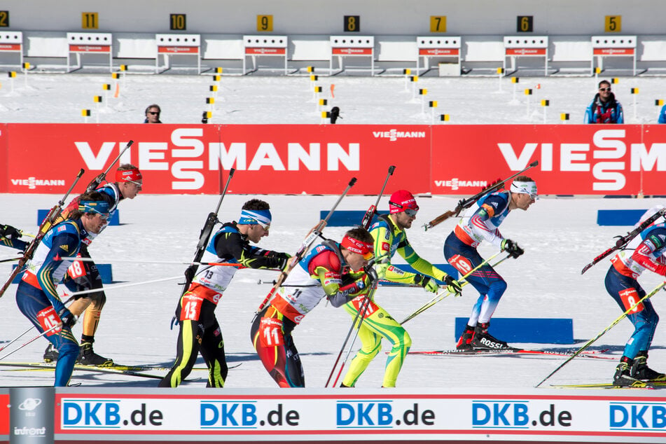 Beim Massenstart nehmen alle Biathleten gleichzeitig das Rennen auf.