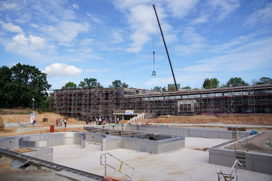 Die Arbeiten für das neue Kombibad in Prohlis liegen im Zeitplan. Der Bäderbetrieb hofft, dort im Herbst Eröffnung feiern zu können.