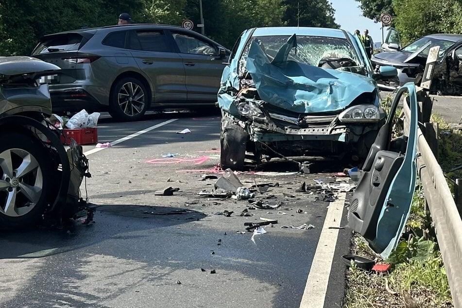 Vier Fahrzeuge waren in die Kollision auf der B57 verwickelt.