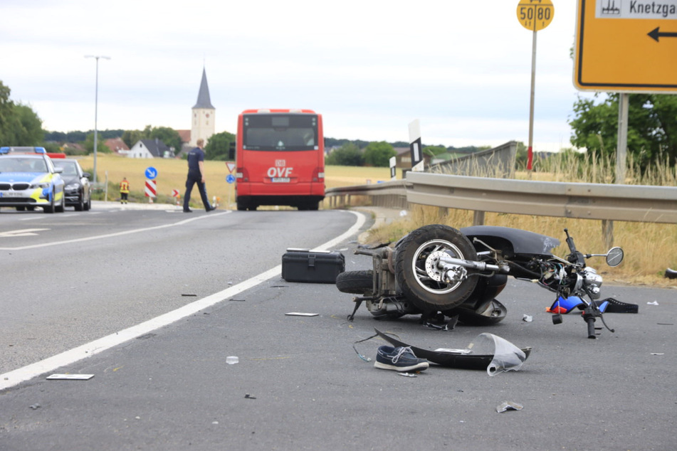 Auf einer Landstraße in Unterfranken ist ein 53-jähriger Mann mit seinem Roller in einen Linienbus gefahren und wurde dabei tödlich verletzt.