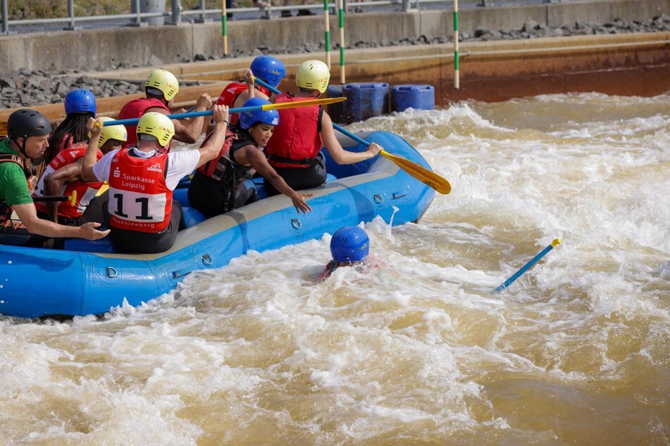 Mann über Bord! Beim Rafting wurde kein Kollege zurückgelassen.