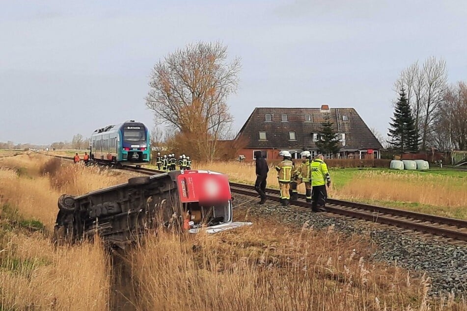 Einsatzkräfte der Feuerwehr stehen am Unfallort in Nordfriesland.