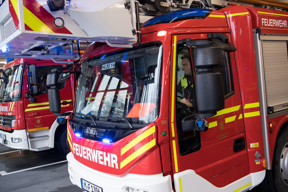 Mit Hilfe einer Drehleiter konnten Rettungskräfte der Feuerwehr zwei Erwachsene und ein einjähriges Kind aus dem brennenden Mehrfamilienhaus befreien. (Symbolfoto)