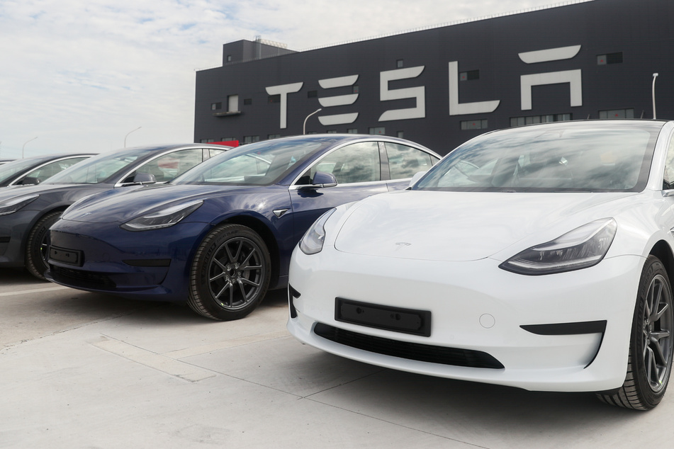 Tesla wird verklagt! Wächtermodus von E-Autos ruft Verbraucherschutz auf den Plan