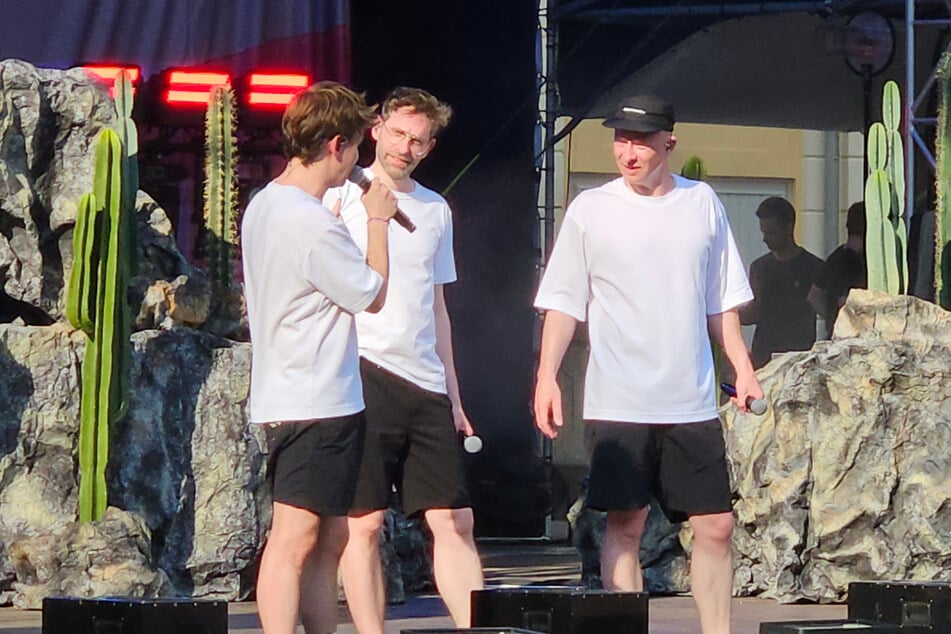 DJ Pauly (hier in der Mitte) kam im Verlauf des Konzerts mehrfach nach vorne.