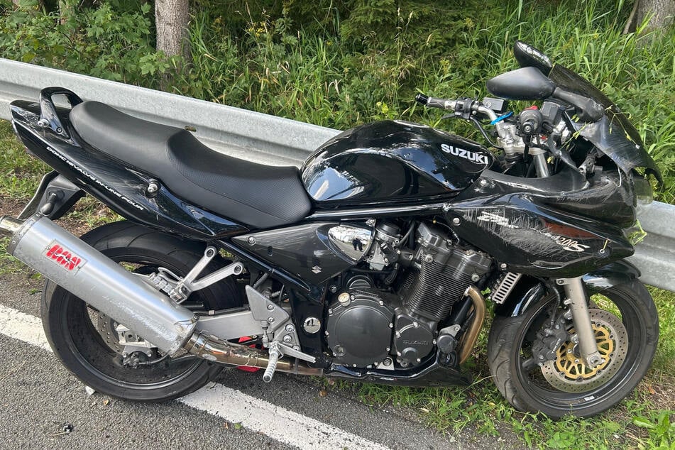 Der Motorradfahrer wurde von dem VW erfasst und kam zu Fall.