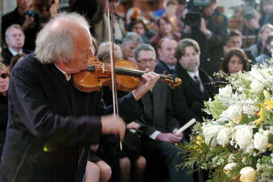 Geiger Ivry Gitlis (†98) spielt bei der Trauerfeier für Schauspieler Ustinov. Der aus Israel stammende Geigenmusiker Ivry Gitlis ist tot.