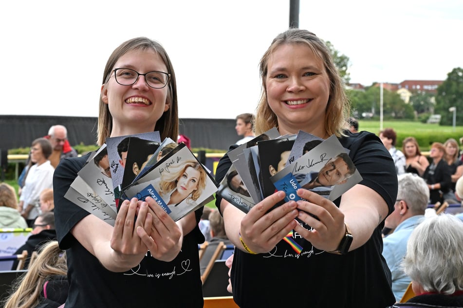 Sarah (29, l.) und Anni (30, r.) sind extra aus Niedersachsen nach Leipzig gekommen, um Autogramme ihrer Lieblingsserienstars zu sammeln.