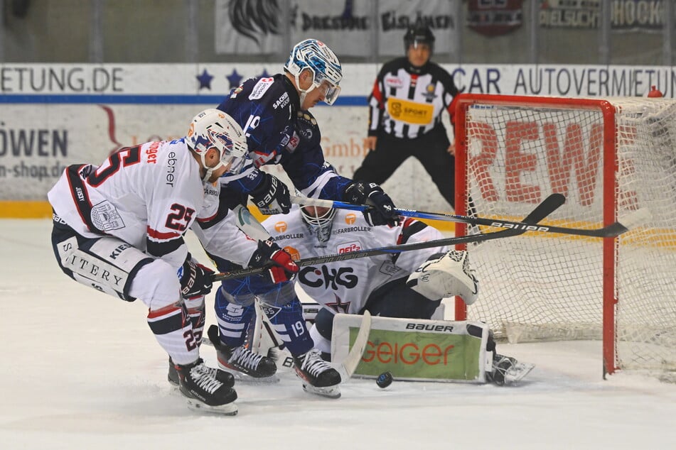 Niklas Postel scheitert hier an Ravensburgs Goalie Ilya Sharipov.