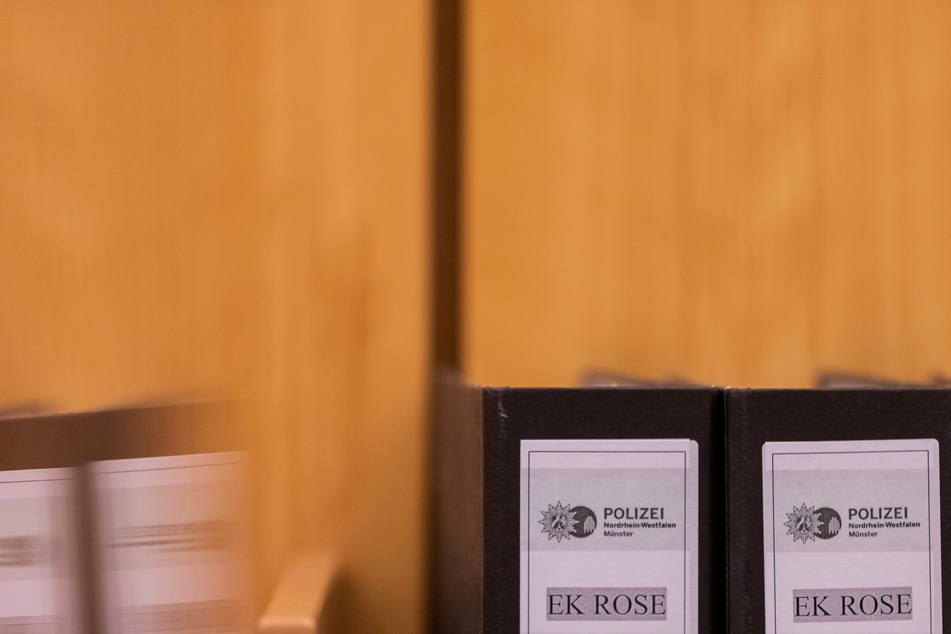 Im Missbrauchskomplex Münster hat die Staatsanwaltschaft im Prozess gegen einen Mann (27) aus Aachen eine Haftstrafe von knapp elf Jahren gefordert. Im Komplex "Rose" laufen bundesweit Verfahren gegen fast 30 Beschuldigte.