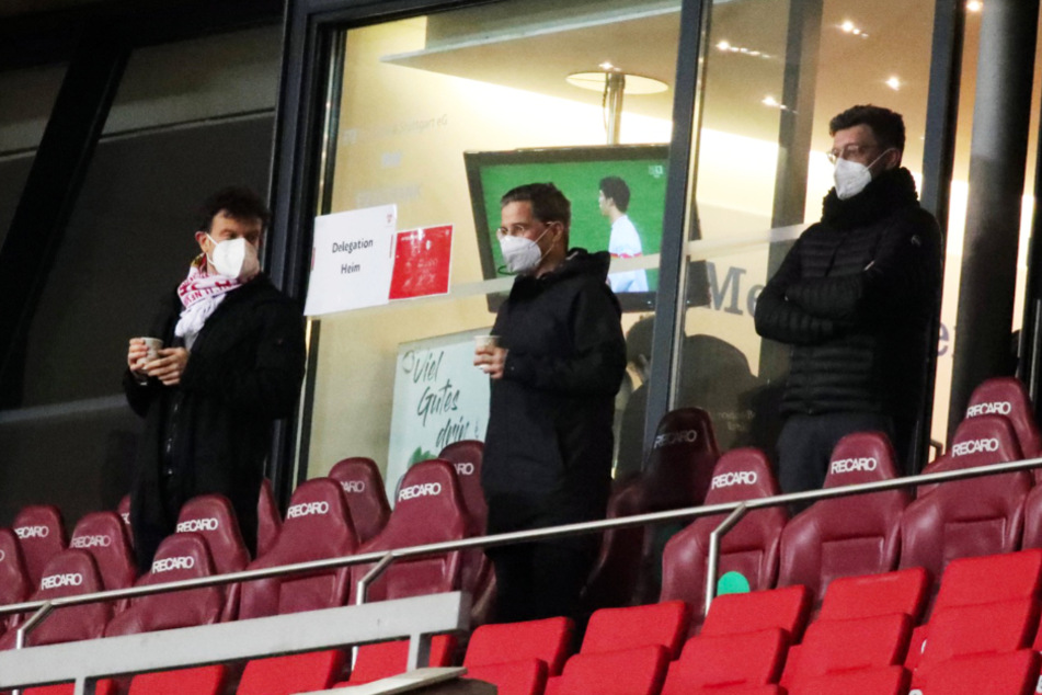 VfB-Marketingchef Jochen Röttgermann (l.), Finanzvorstand Stefan Heim (M.) und Präsident Claus Vogt auf der Tribüne in der Mercedes-Benz Arena.