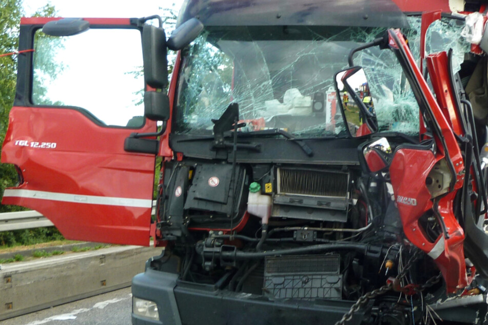 Unfall auf der A5 bei Friedberg: Lastwagen-Fahrer (51) schwer verletzt, war er betrunken?