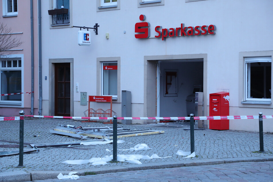 Nach dem Überfall auf die Wilsdruffer Sparkassen-Filiale erfolgt derzeit die Begutachtung der Gebäude- und Inventarschäden.
