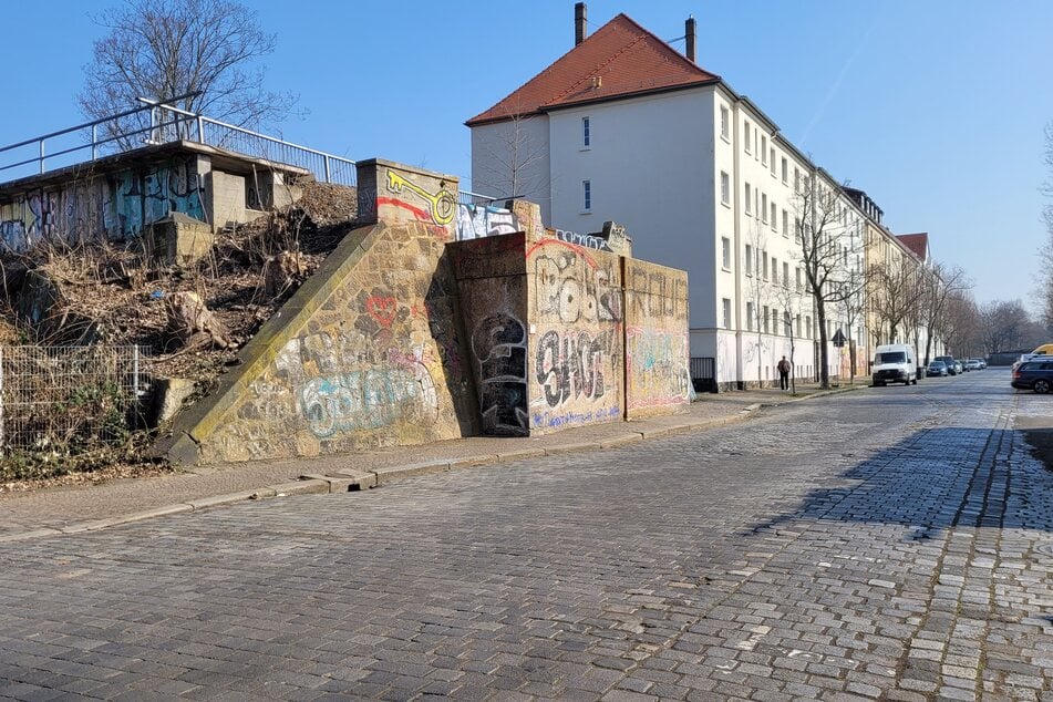 Der Bau einer Brücke über die Eisenbahnstraße verzögert sich derweil noch.