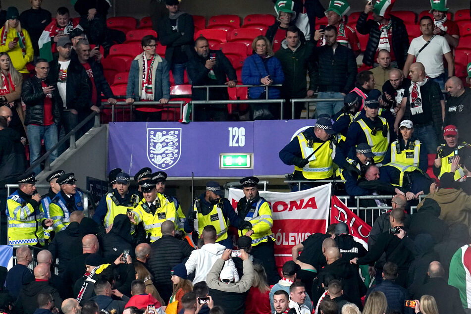 Solche Szenen will man im Fußball nicht sehen: Ungarische Fans und Polizisten gerieten auf der Tribüne aneinander!