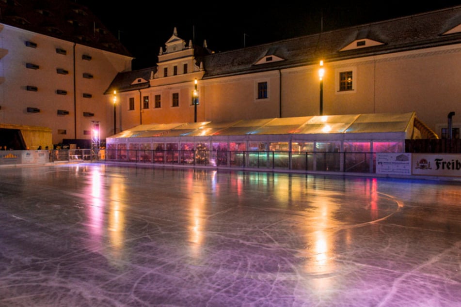 Eislaufen vor einer wunderschönen Kulisse.