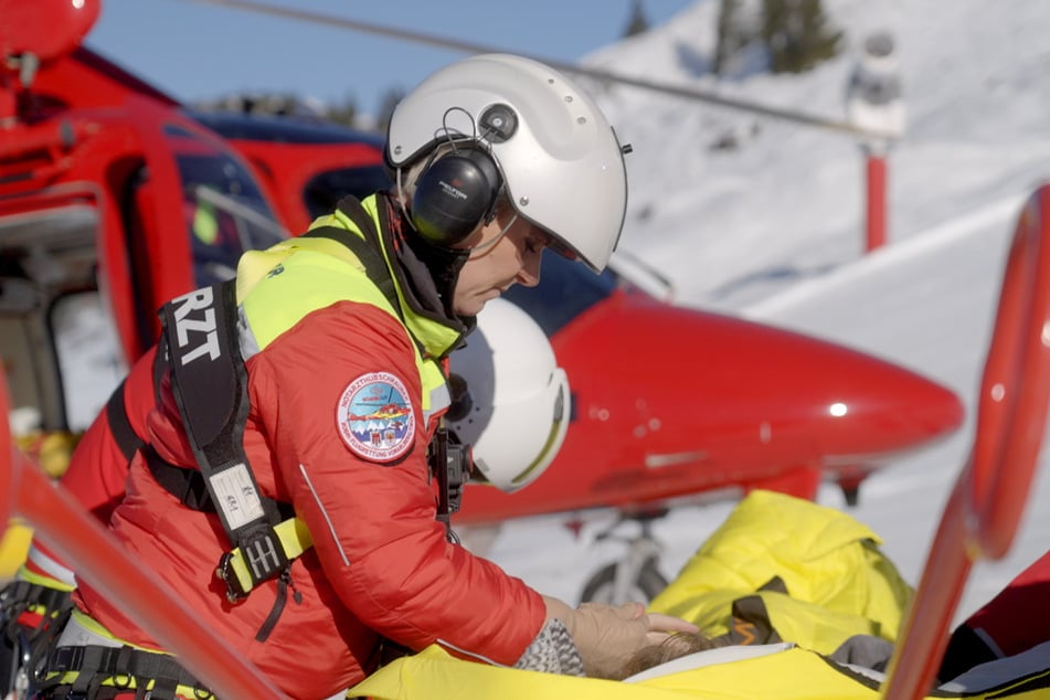 Carola Holzner (43) kümmert sich um einen gestürzten Skifahrer.