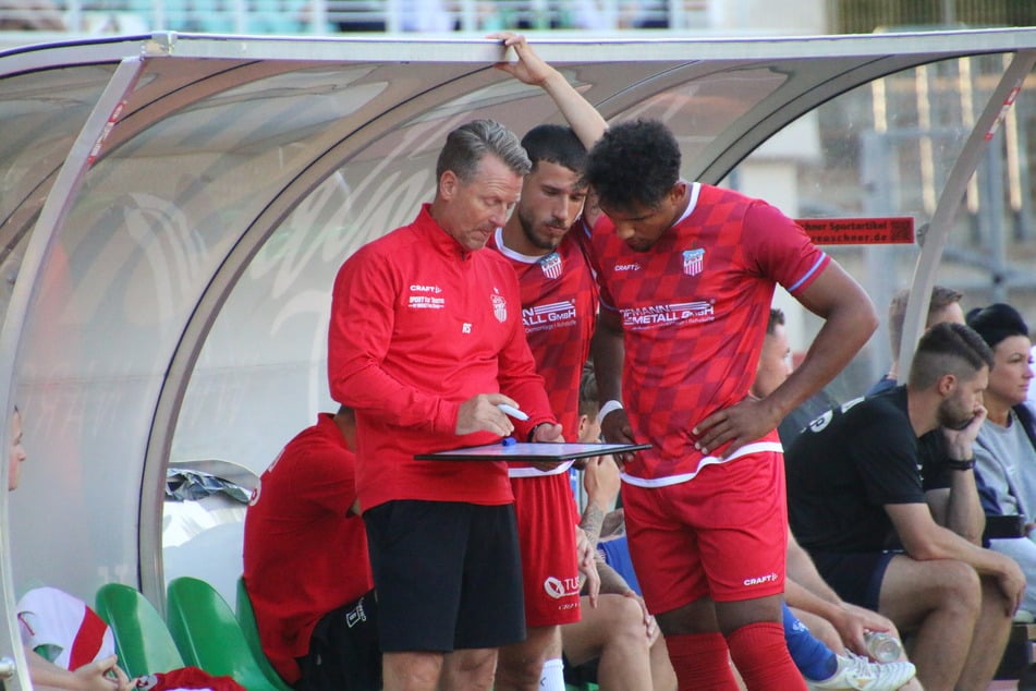 Trainer Rico Schmitt hatte seine Spieler in der Woche mit teilweise drei Einheiten am Tag geschliffen, am Freitag gab es trotzdem eine Niederlage.