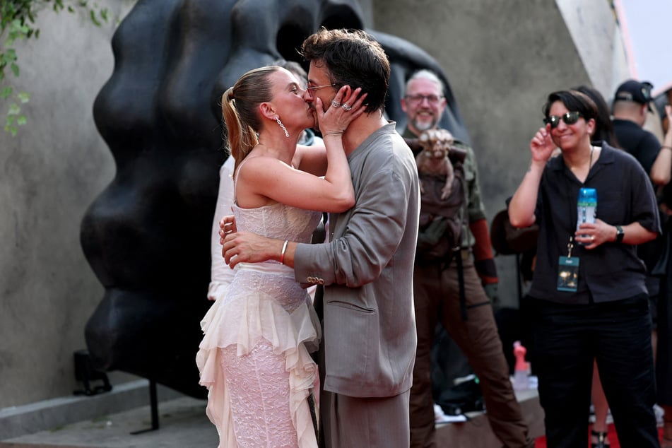 Scarlett Johansson (40) und Jonathan Bailey (37) tauschten nicht zum ersten Mal einen Kuss auf dem roten Teppich aus.