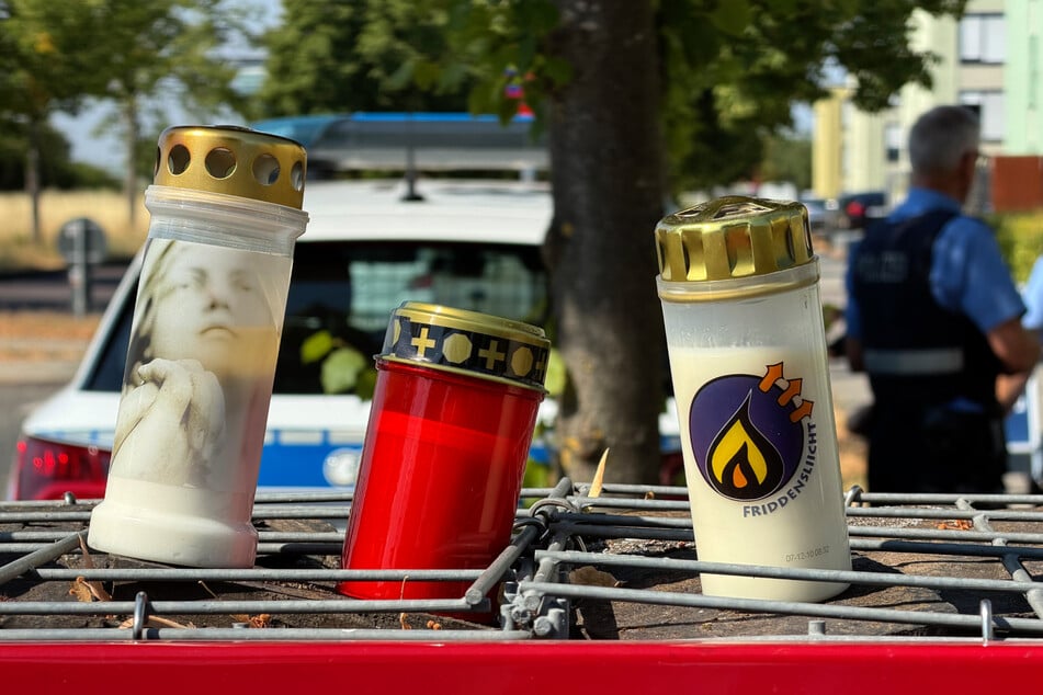 Kerzen stehen an der Stelle, wo der Student bei einem Angriff auf offener Straße in Trier getötet worden ist.