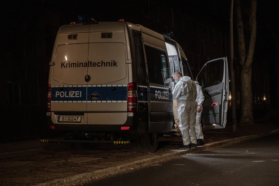 Kriminaltechniker sicherten in der Nacht Spuren in der Tatwohnung. (Archivbild)
