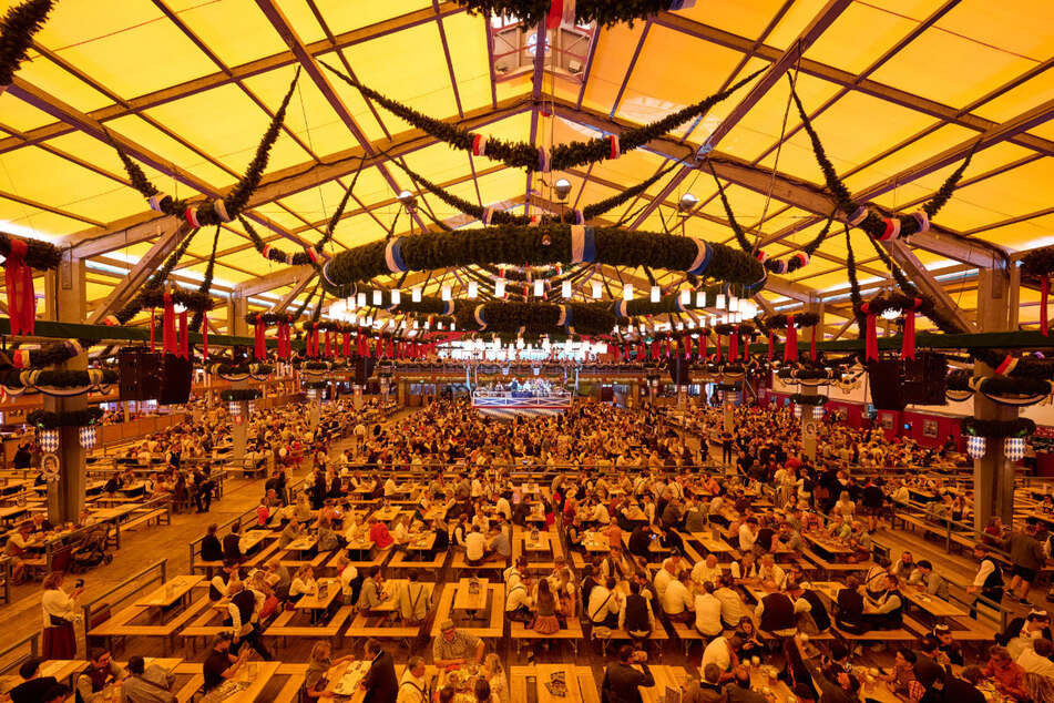 Viel mehr Raum für die Gäste auf dem Feste: Wiesnbesucher feiern in der Festhalle Schottenhamel.