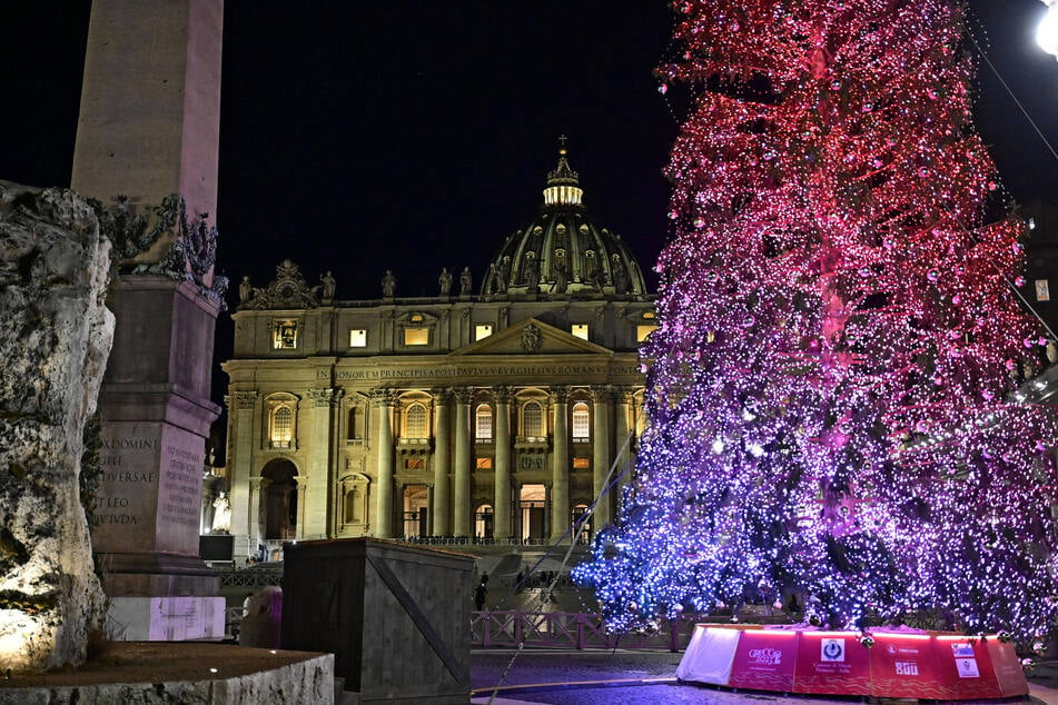 Der Weihnachtsbaum wird jedes Jahr mit einem Helikopter auf den Petersplatz geflogen, dieses Jahr hätte es 60.000 Euro gekostet!