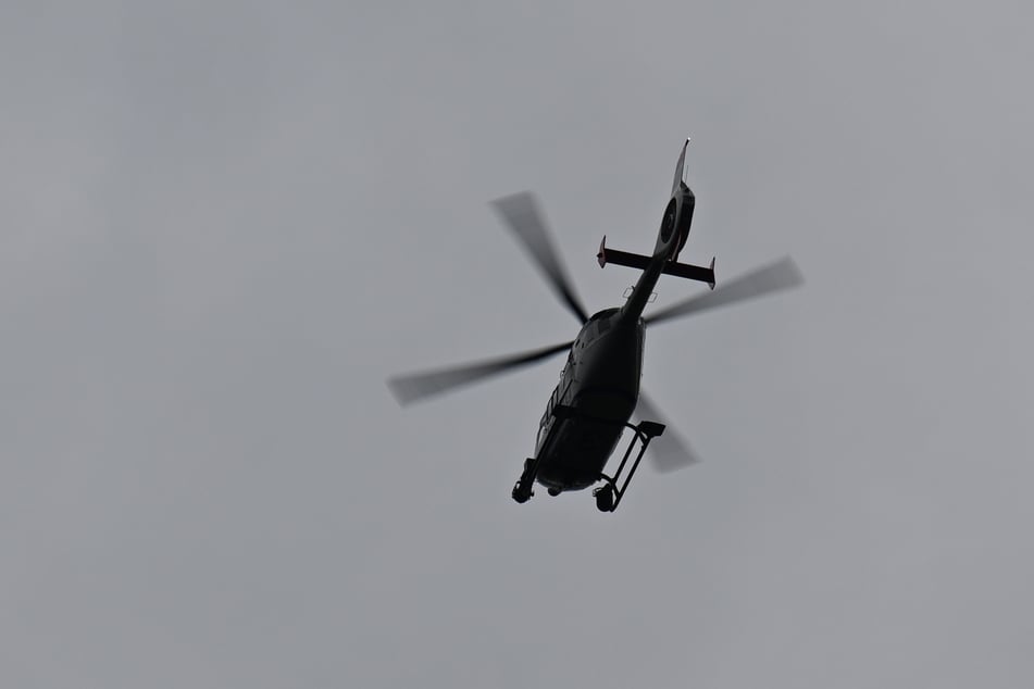 Die Polizei suchte mit einem Hubschrauber nach dem Unfallfahrer. (Symbolbild)