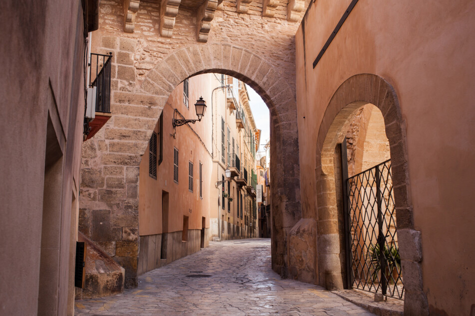 In Palma de Mallorca stürzte ein kleines Kind in einen Gully. (Symbolbild)