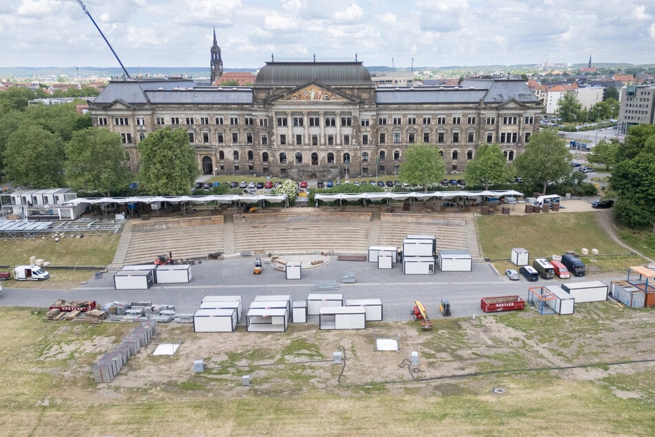 Der Aufbau der Filmnächte ist in vollen Gange, links entsteht die neue Balkonterrasse, rechts der Sitzreihen folgt ein ähnlicher Anbau.