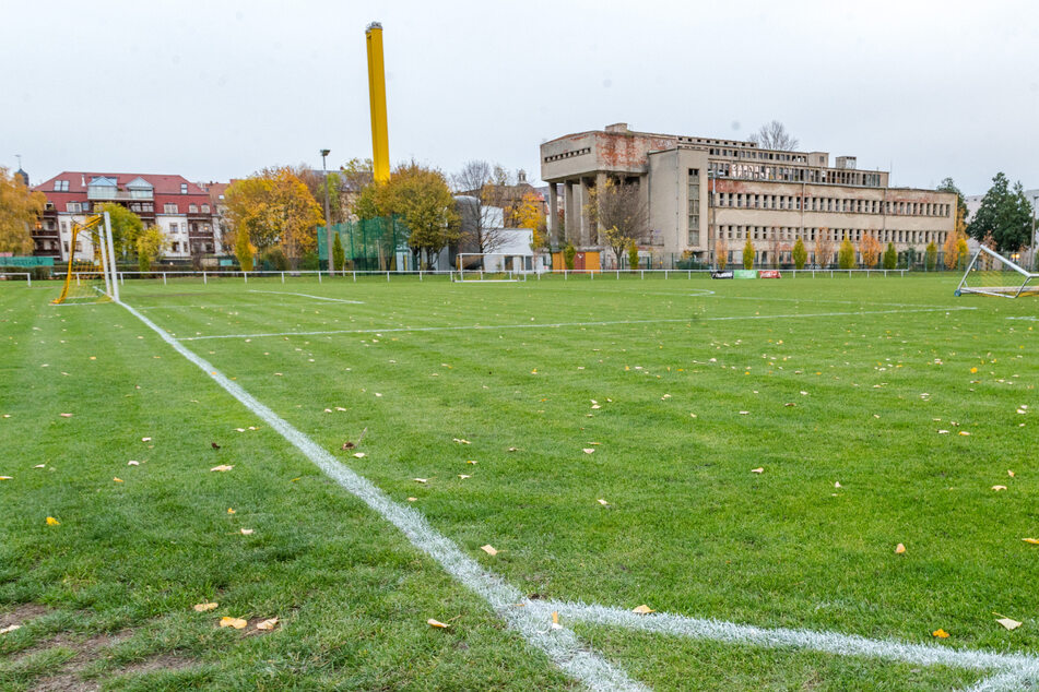 Ersatzbau für das "Sachsenbad": Rathaus-Plan gefährdet Fußballsport in Pieschen