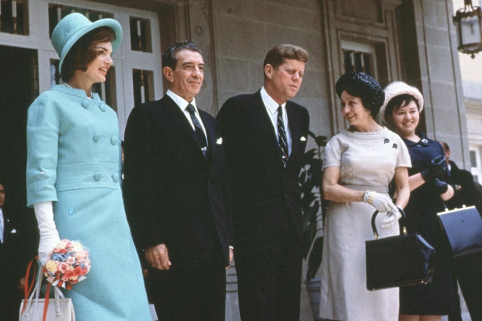 Die ehemalige First Lady der USA, Jacqueline "Jackie" Kennedy (links), trägt bei ihrer Ankunft in Mexiko-Stadt am 29. Juni 1962 ein Kleid von Oleg Cassini.
