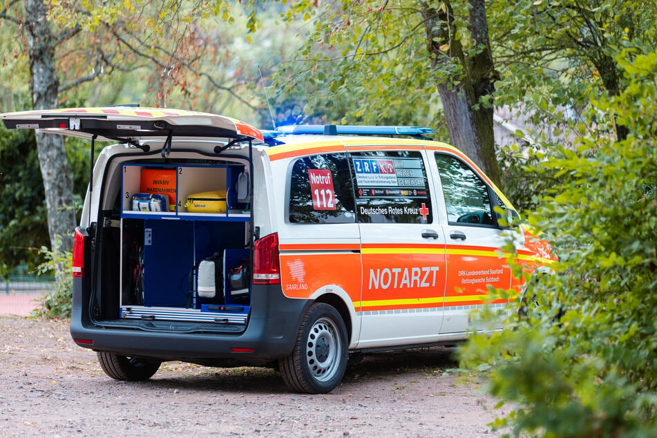 Rettungskräfte kümmerten sich um das verunglückte Kind.