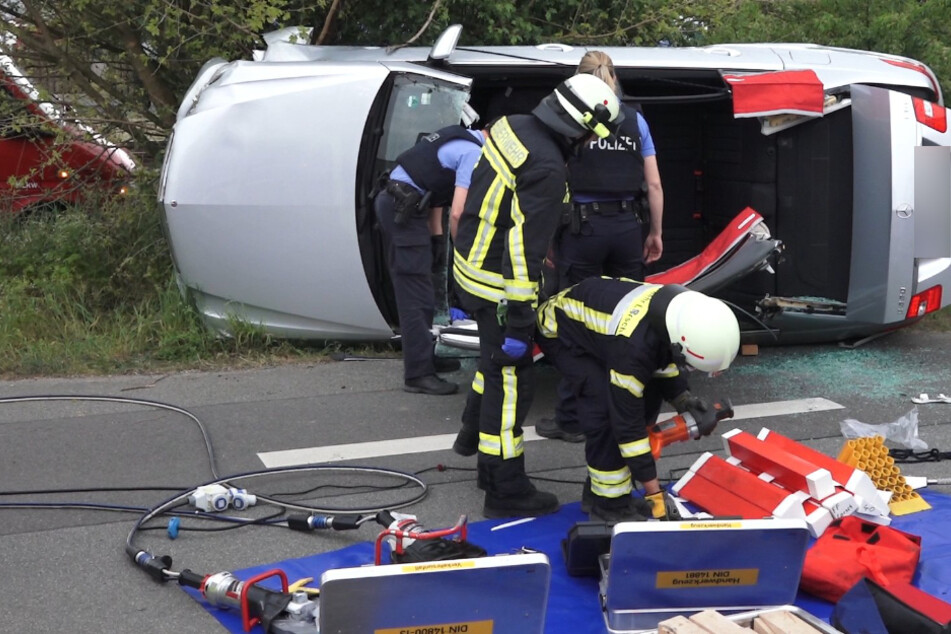 Die Feuerwehrleute musste den 87-Jährigen aus seinem Mercedes schneiden.