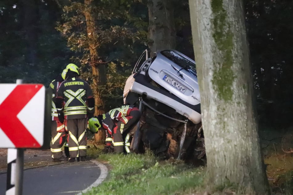 Die Feuerwehr sichert das Wrack an der Unfallstelle.