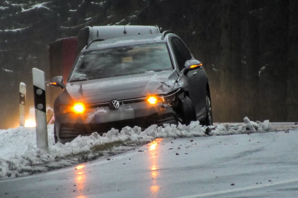 Der erste Schnee in Sachsen führte zu Unfällen und Chaos im Berufsverkehr - wie hier auf der S260 zwischen Zwönitz und Geyer.