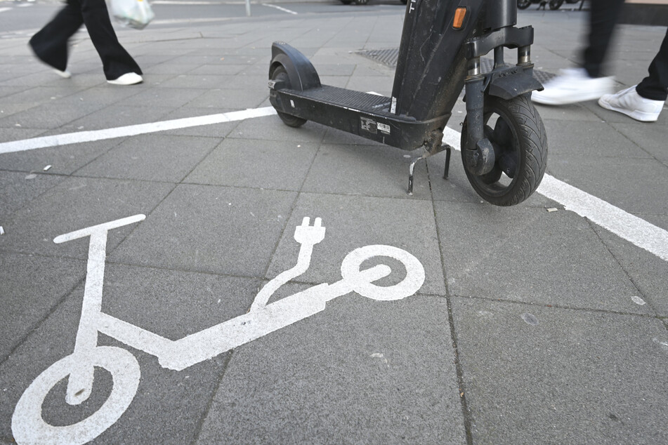 Im Bahnhofsviertel und in der Innenstadt sollen Flächen für E-Scooter entstehen. (Symbolbild)