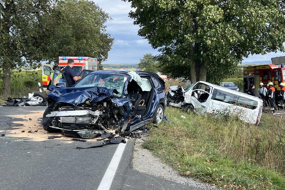 Der blaue BMW sowie der Kastenwagen wurden durch den Aufprall massiv beschädigt.