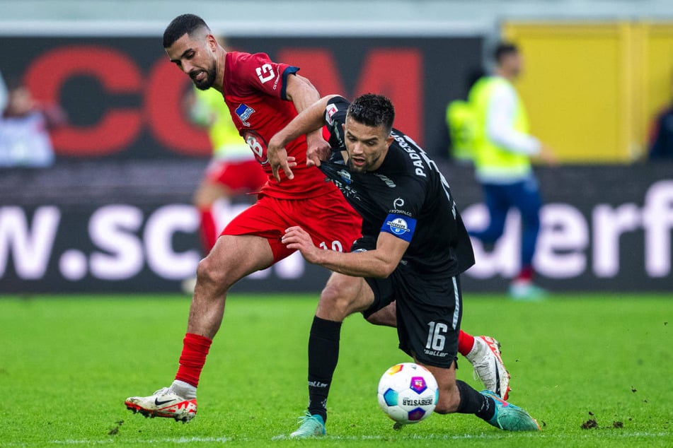 Wird Aymen Barkok (l.) auch in der kommenden Saison die Fußballstiefel für Hertha BSC schnüren?