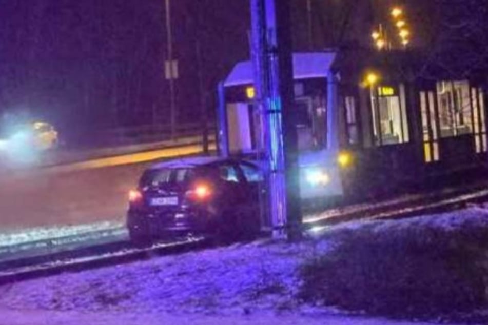 Am Donnerstagabend standen sich ein Pkw und die Straßenbahnlinie 5 im Gleis auf Höhe der Markersdorfer Straße gegenüber.