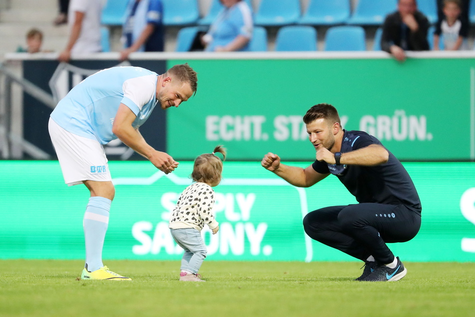 Herrlich! CFC-Coach Daniel Berlinski (35) jubelte mit dem Töchterchen von Kevin Freiberger (32).