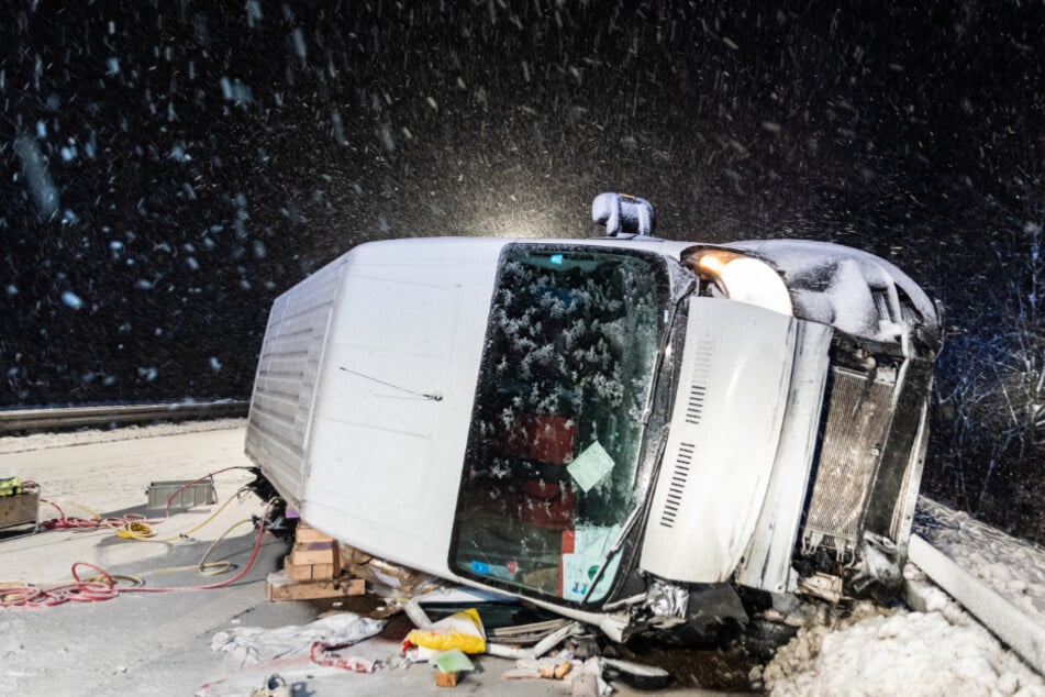 Horror-Unfall bei Glätte: Fahrer wird aus Kleintransporter geschleudert und stirbt