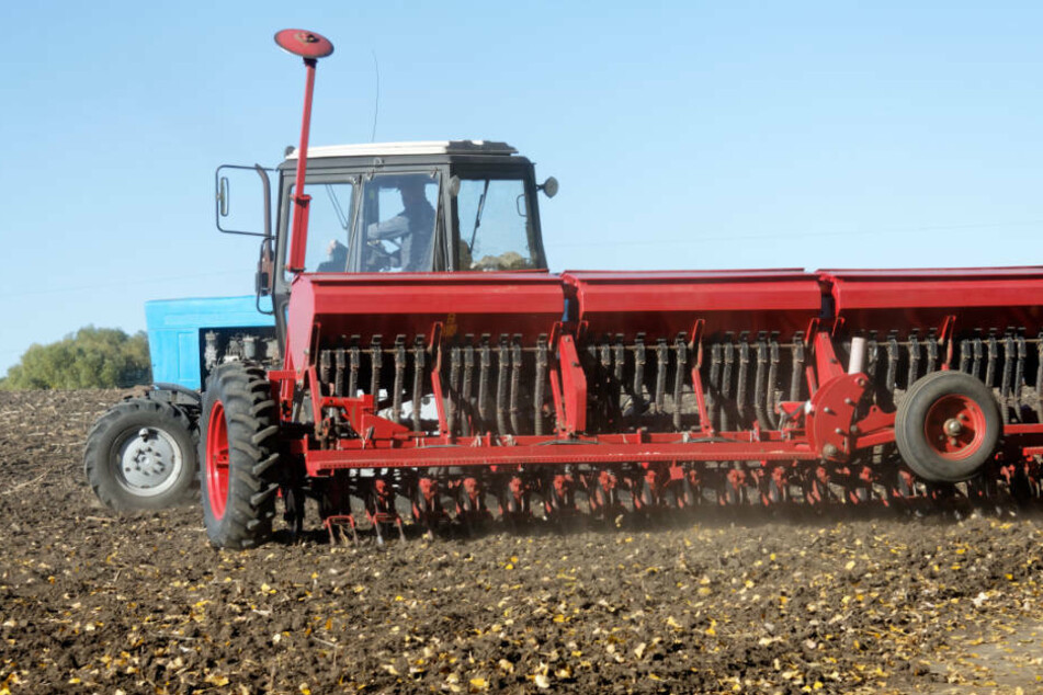Der Landwirt geriet mit dem Bein in die noch laufende Sämaschine. (Symbolbild)