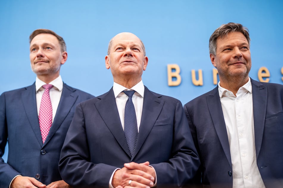 Bundeskanzler Olaf Scholz (66, SPD, M.) Bundeswirtschaftsminister Robert Habeck (54, Grüne, r.) und Finanzminister Christian Lindner (45, FDP) haben eine Einigung erzielt.