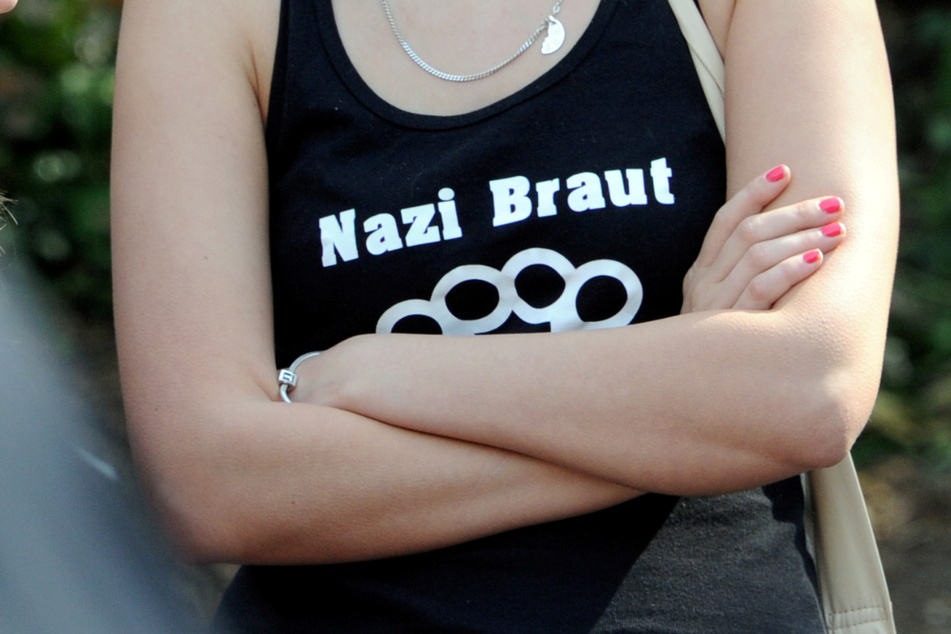 Eine "Nazi-Braut" während einer NPD-Veranstaltung im schleswig-holsteinischen Neumünster. Die Zahl der per Haftbefehl in Deutschland gesuchten Rechtsextremisten ist gestiegen.
